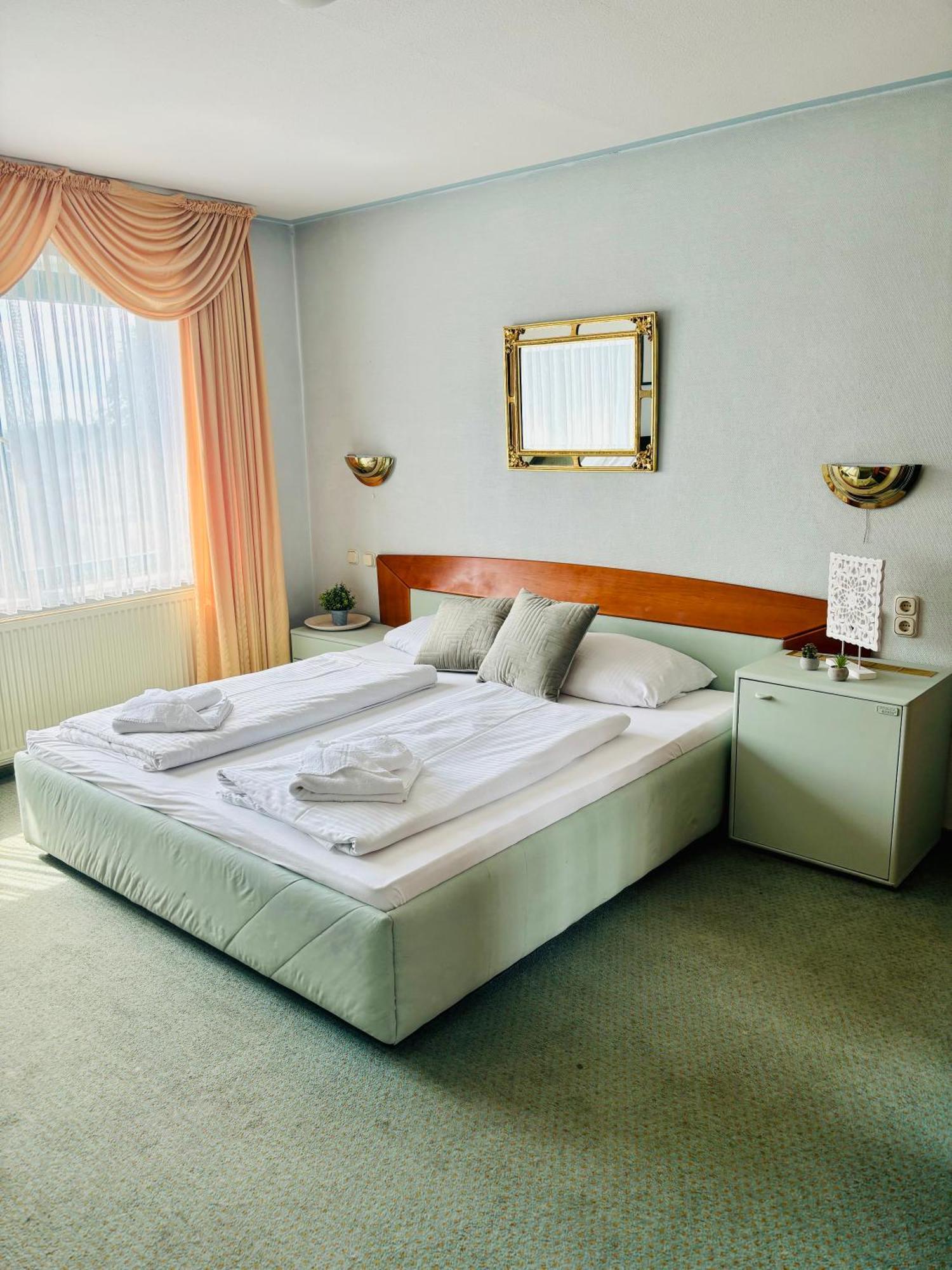 Themenhotel Rehlein Тале Екстериор снимка